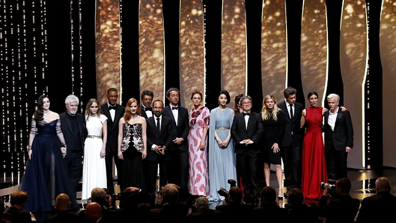 FOTO Cannes 2017: Bella Hadid, apariţie ŞOCANTĂ. Uma Thurman şi Julianne Moore, cele mai elegante vedete de la ceremonia de deschidere
