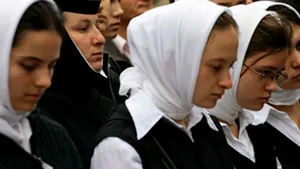 Peste o sută de persoane se roagă la Catedrala Patriarhală