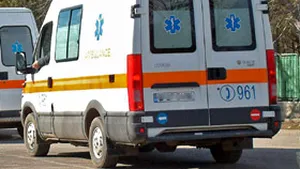 Un mort şi şase răniţi, după ce un microbuz maxi-taxi a intrat într-un TIR