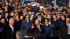 Băsescu, la parada militară din Capitală: La mulţi ani, sănătate şi putere, că dumneavoastră vă e greu, nu mie. Preşedintele a făcut o baie de mulţime şi a fost huiduit - FOTO