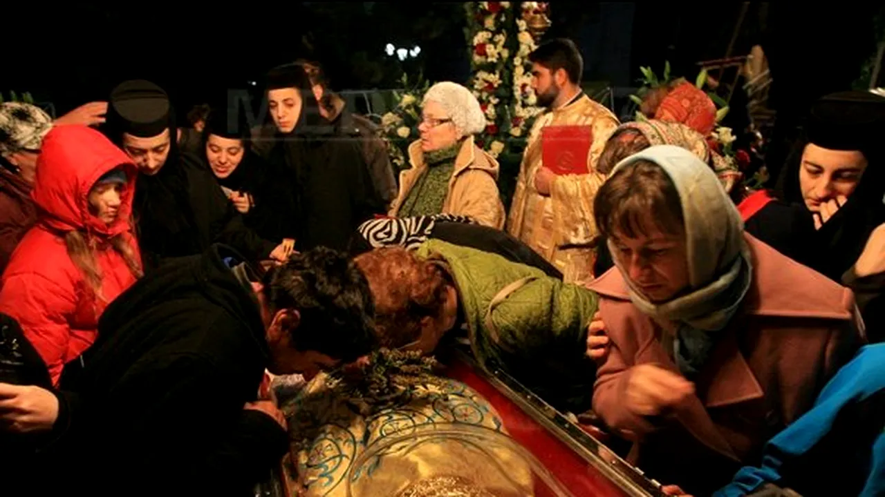 Mii de pelerini au venit să se închine la moaştele Sfintei Parascheva - GALERIE FOTO