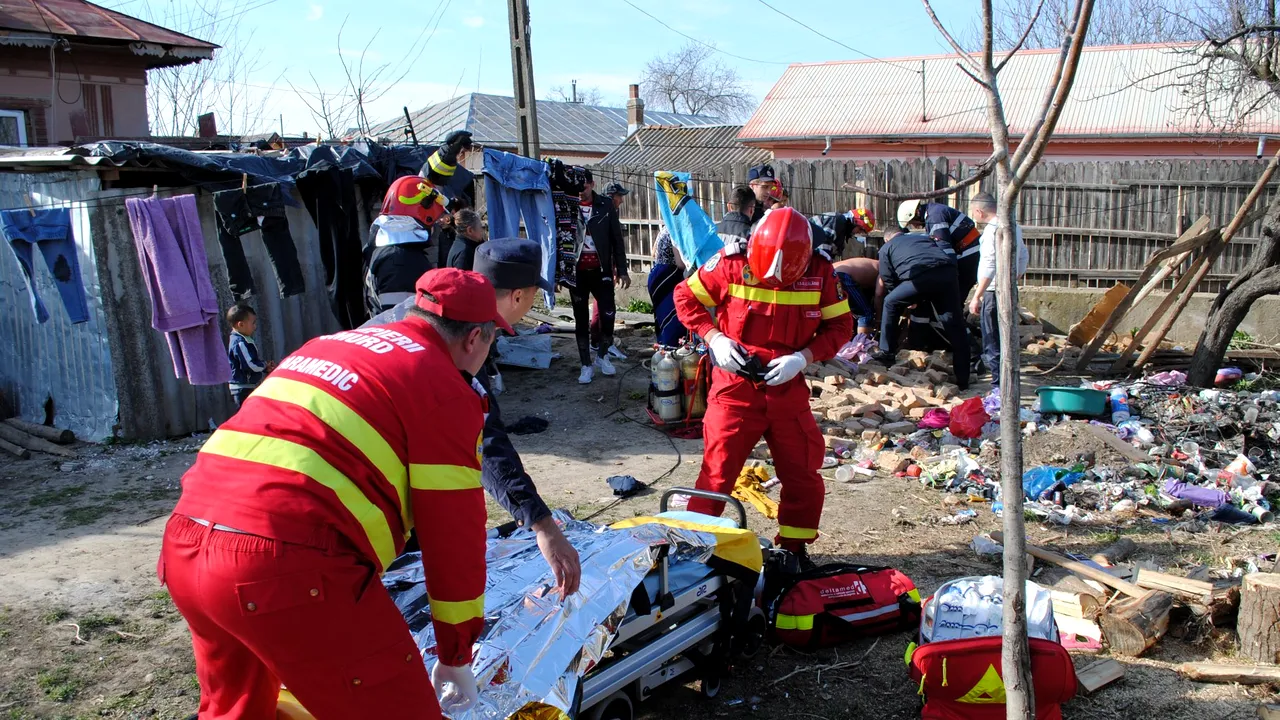 Operaţiune de salvare în Călăraşi: Un bebeluş căzut într-o fosă septică a fost scos teafăr de un băieţel | FOTO
