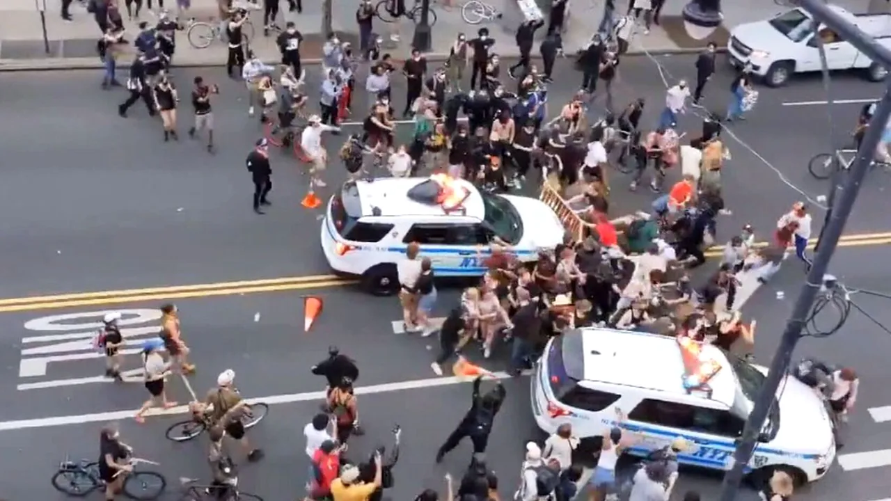 VIDEO O nouă imagine şocantă: maşină de poliţie demarează şi pune protestatarii la pământ, în New York. Primar: 