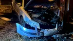 O mașină a intrat în clădirea Centrului Turistic din Dej. Șoferul și pasagerul au plecat de la locul accidentului