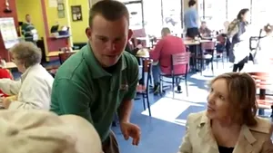 Cel mai prietenos restaurant din lume: Povestea emoţionantă a tânărului cu sindrom Down care serveşte zilnic 