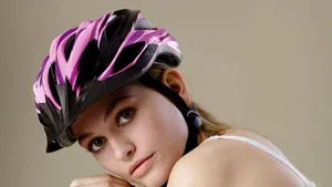 Ministrul german al transporturilor, criticat pentru o reclamă „prea seducătoare” la siguranţa pe biciclete | FOTO