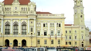 Primăria Sfântu Gheorghe a înlocuit tăbliţele cu denumirea instituţiei