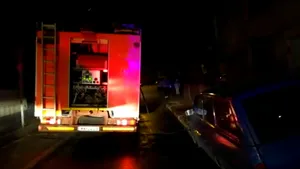 Incendiu cu degajări mari de fum într-o hală în care se produc saltele, în Prahova. Pompierii intervin cu 8 maşini de stingere, o autoscară şi două autospeciale de descarcerare