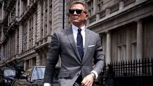 Agentul 007 s-a „asortat” cu telefonul mobil. Alegerea lui James Bond e una neaşteptată