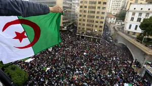 Peste 100 de protestatari violenţi au fost arestaţi în Algeria