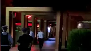 Scandal în parcarea unui club din Mamaia. Un bărbat aflat în stare de ebrietate a ajuns, rănit, la spital