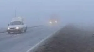 Ceaţă şi polei pe cele două autostrăzi şi pe mai multe drumuri naţionale