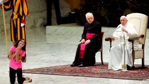 Gest neaşteptat al Papei Francisc, după ce o fetiţă bolnavă a alergat prin faţa şi prin spatele suveranului pontif, sărind şi bătând din palme