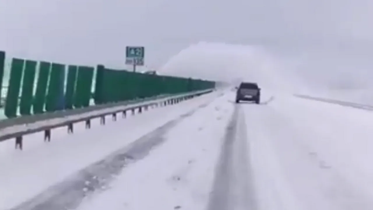 Culmea ineficienţei. Utilaj filmat pe Autostrada Soarelui, aruncând zăpada de pe un sens pe altul. VIDEO
