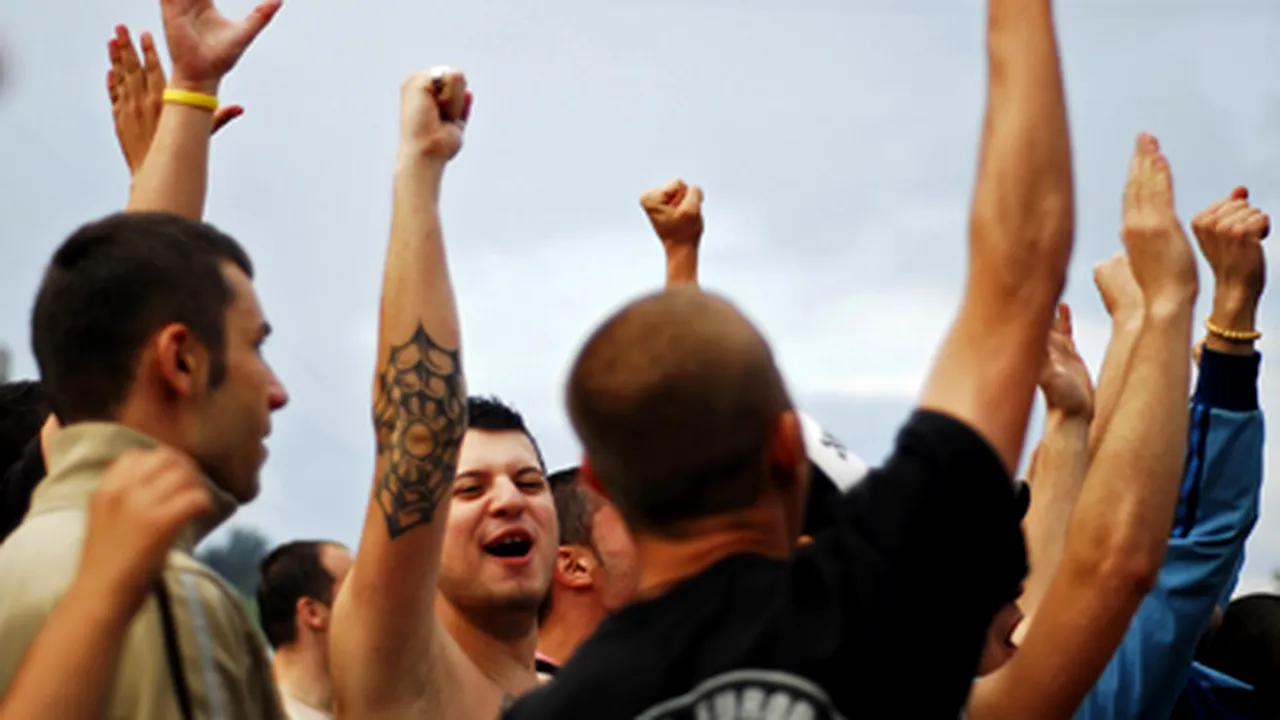 Agresorii unui suporter din Piaţa Constituţiei, cercetaţi
