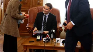 Femeia care a strivit o roşie pe tableta lui Dan Şova, amendată