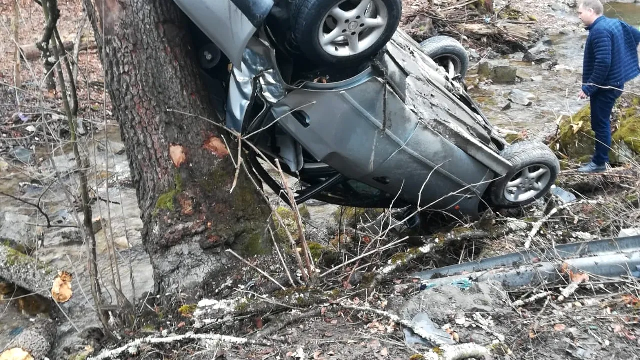 Accident pe DN 13. Doi copii şi doi adulţi, răniţi după ce maşina în care se aflau s-a răsturnat într-o curbă
