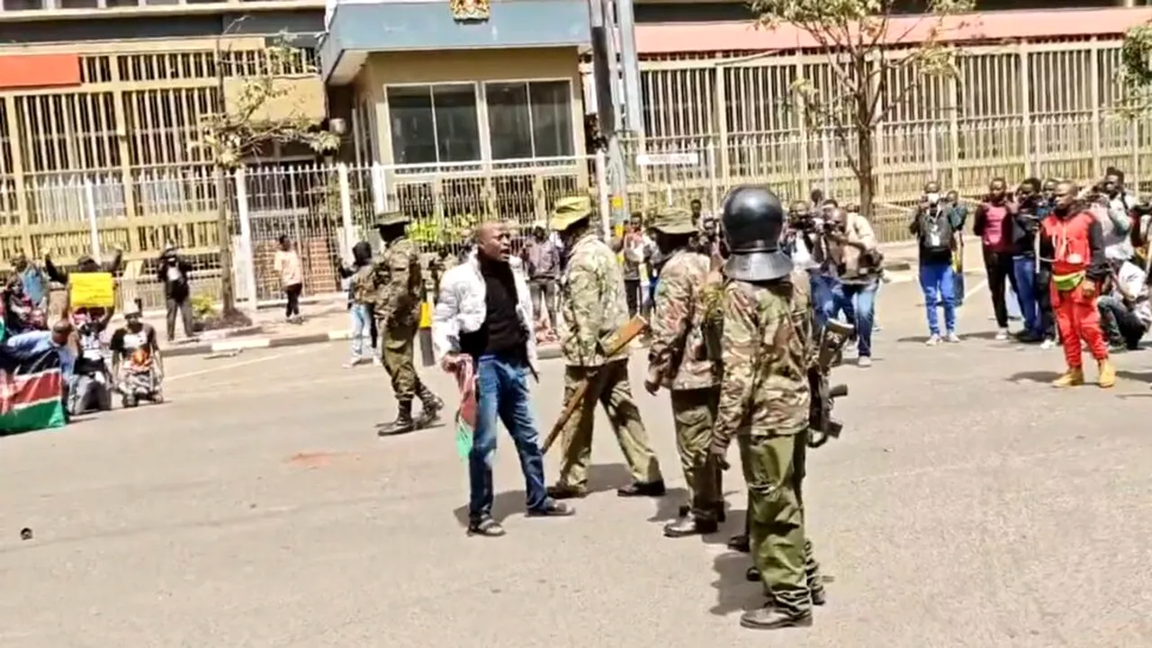 Kenya: Proteste violente în Nairobi după decesul unui blogger aflat în arestul poliției