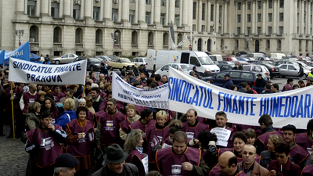 Funcţionarii publici ameninţă cu proteste