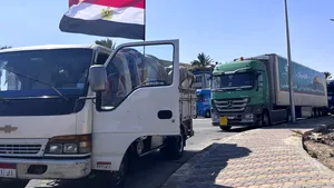 O coloană uriaşă de camioane cu ajutor umanitar, blocată la graniţa dintre Egipt şi Gaza
