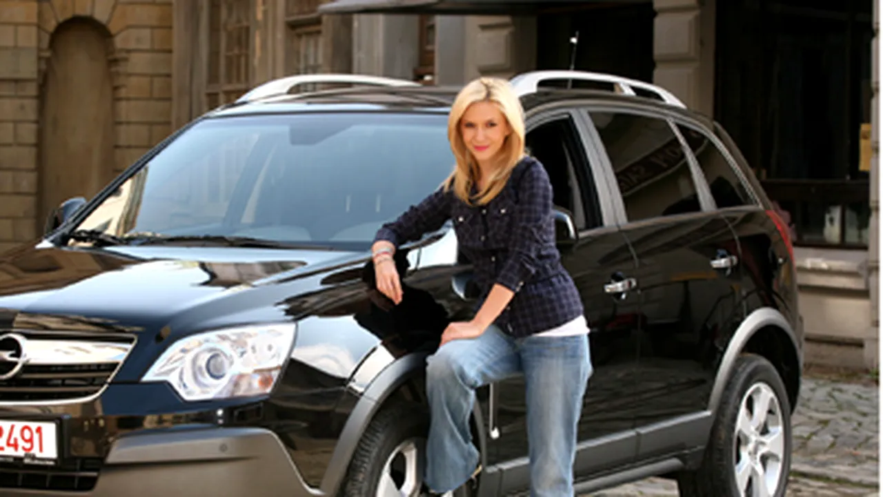 Adela Popescu conduce un SUV nou
