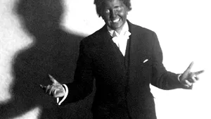 Eva Braun, soţia liderului nazist Adolf Hitler, cu faţa înnegrită şi în costum bărbătesc