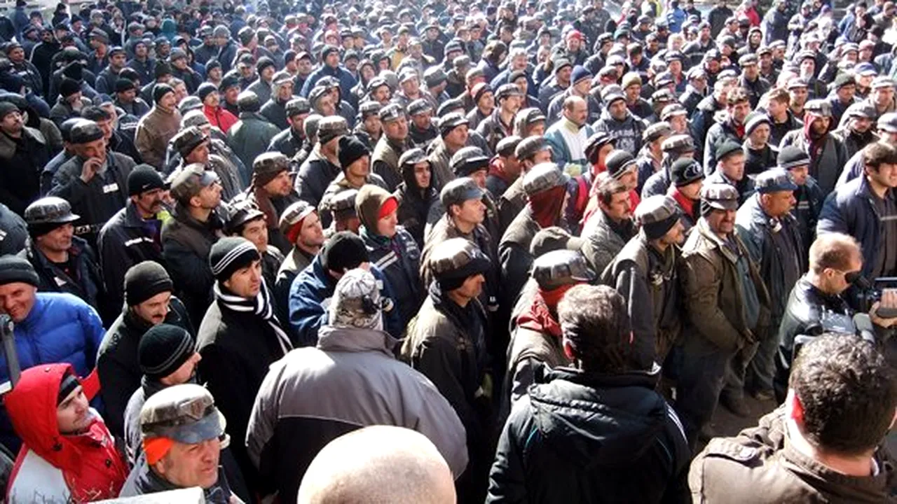 Peste 5000 de mineri blochează intrarea în Petroşani, pe DN 66, vrând să plece spre Defileul Jiului