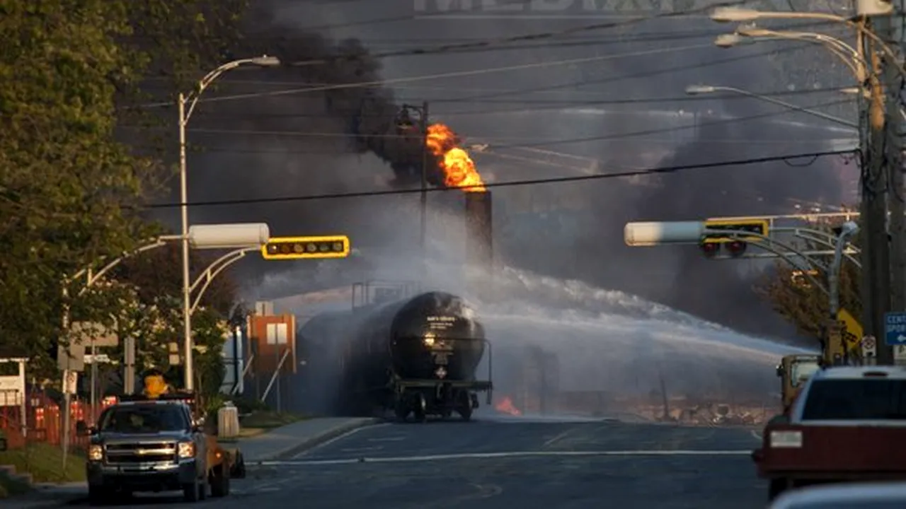 TRAGEDIE ÎN CANADA: O parte din centrul unui orăşel din Quebec a fost distrus. Cel puţin cinci morţi şi 40 de dispăruţi după explozia unui tren de marfă - VIDEO, FOTO