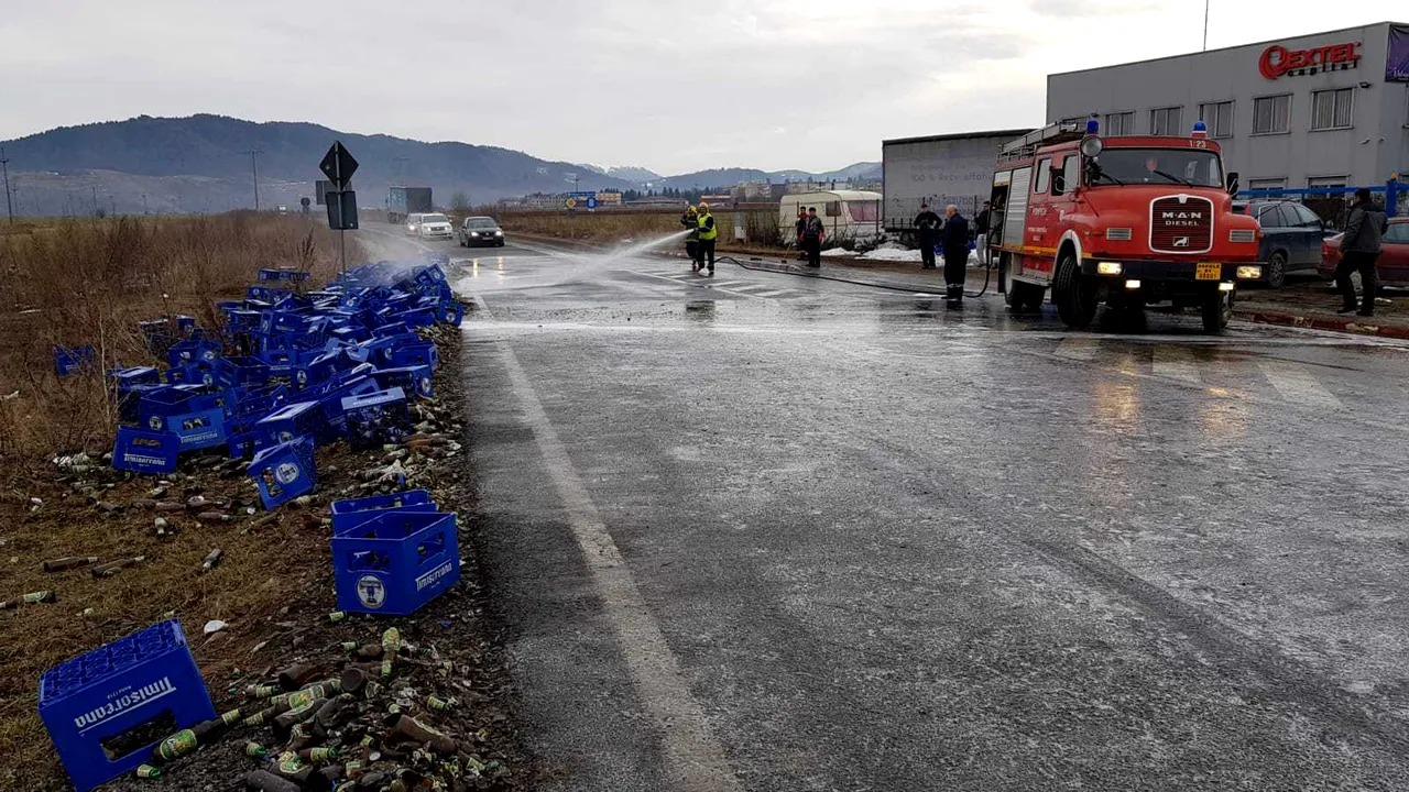 Un TIR şi-a pierdut încărcătura în Braşov: Zeci de lăzi de bere, împrăştiate pe DN 1A | FOTO, VIDEO