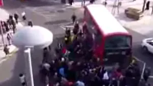 Imagini impresionante: Zeci de oameni ridică un autobuz pentru a salva un bărbat prins sub vehicul - VIDEO