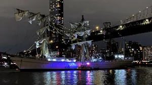 O navă de antrenament a Marinei mexicane a lovit podul Brooklyn din New York