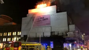 Celebrul club Koko din Camden Town, cuprins de flăcări: Zeci de apeluri disperate la serviciile de urgenţă. FOTO şi VIDEO