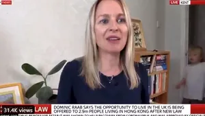 Copiii iau cu asalt transmisiunile live de la BBC şi SkyNews. „Pot să iau doi biscuiţi?”