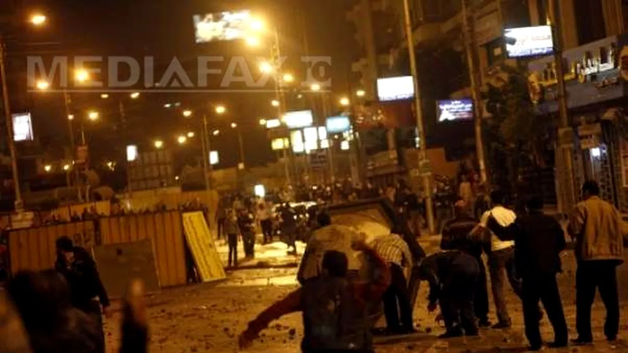 Cairo: Protestatarii au trecut de gardul de sârmă din jurul Palatului prezidenţial