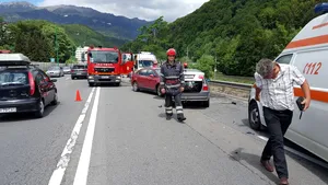 Cinci persoane rănite, dintre care doi copii, în urma impactului frontal dintre două maşini pe DN 1 - FOTO