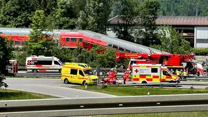 Trei morţi şi 60 de răniţi, după ce un tren a deraiat în sudul Germaniei 