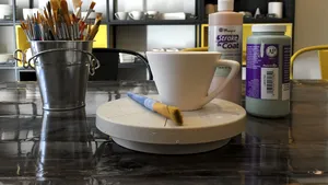 GALERIE FOTO Cafenea unde clienţii pot picta ceştile, bolurile şi farfuriile, deschisă în Cluj-Napoca