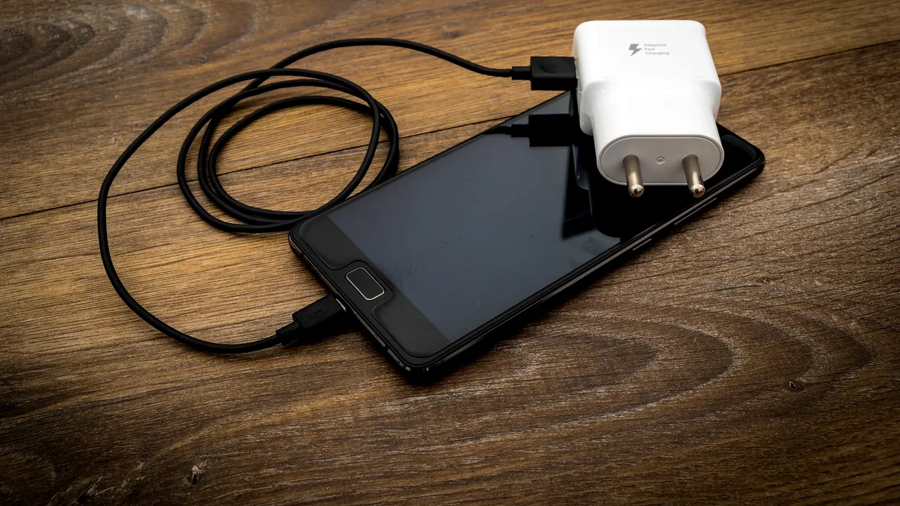 Comisia Europeană planuieste standardizarea încărcătoarelor de telefoane mobile. Apple ar putea fi obligată să folosească standardul USB Type-C