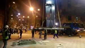 Circulaţia tramvaielor a fost oprită în centrul Timişoarei pentru mutarea unei statui de cinci tone - FOTO