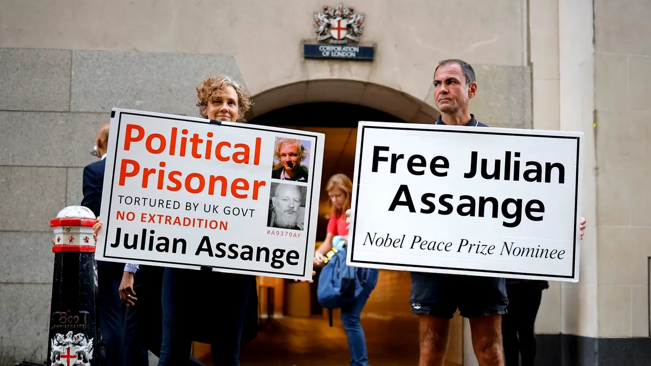 Avocat: Trump a propus graţierea lui Assange dacă dezvăluie sursa emailurilor Partidului Democrat