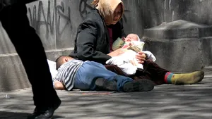 Guvernul britanic ar relansa economia dacă ar aduce cerşetori români şi i-ar impozita