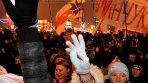 Zeci de mii de belaruşi protestează la Minsk, denunţând fraudarea alegerilor