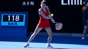 FOTO | Până semnează cu noul sponsor, Simona Halep a bătut-o pe Kerber într-o rochie roşie comandată din China. Ce încălţăminte a ales sportiva