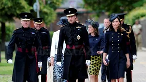 Kate Middleton, în ţinută militară alături de soţul ei. Cum şi-a arătat ducesa sentimentele materne - FOTO