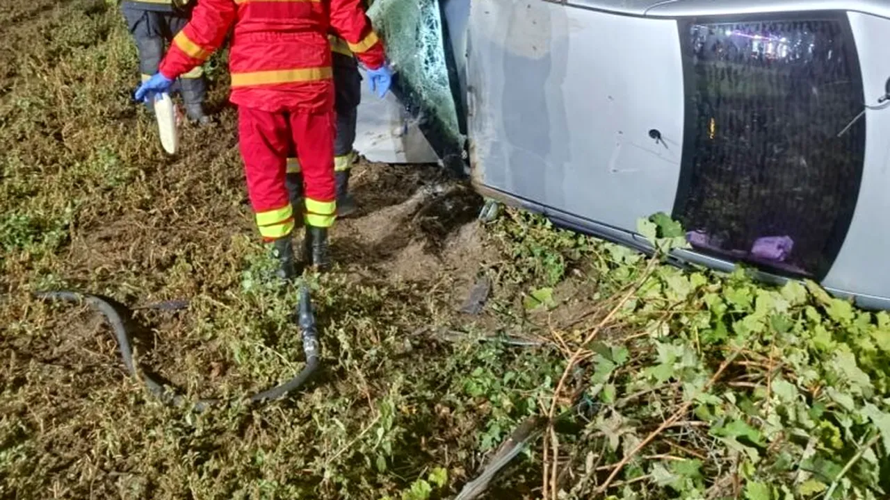 O maşină a derapat şi ajuns într-o vie în județul Vaslui. 4 persoane au fost rănite