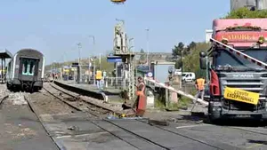 Franţa: Cel puţin 30 de răniţi după ce un tren de pasageri a lovit un camion - FOTO, VIDEO