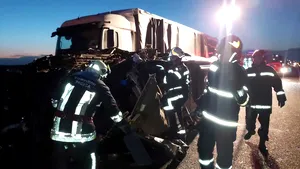 Accident grav pe Autostrada A1, în Arad. O persoană a decedat, iar alte 16 sunt rănite