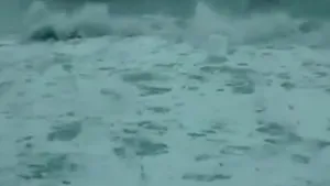 Un tren a fost lovit de valurile Mării Adriatice, în Italia, din cauza vântului puternic - VIDEO