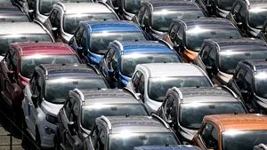 Volumul cifrei de afaceri din comerţul cu autovehicule şi motociclete a crescut anul trecut cu 2,6%