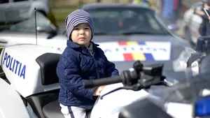 Arme, truse criminalistice şi un elicopter, expuse în Parcul Lumea Copiilor de Ziua Poliţiei Române